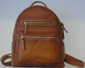 Zaino fatto in Italia, artigianale, in cuoio concia vegetale toscano, con due tasche sul fronte chiuse con zip, tasche laterali