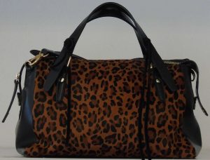 Borsa a bauletto, fatta in Italia, artigianale, in pelle nera e cavallino a fantasia maculata, con tracolla lunga regolabile