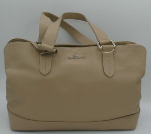 Borsa a due manici, fatta In Italia, in pelle, color beige scuro, tre scomparti chiusi con zip, con tracolla lunga regolabile