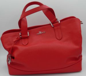 Borsa a due manici, fatta in Italia, in pelle, color rosso, tre scomparti chiusi con zip, con tracolla lunga regolabile