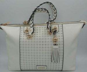 Borsa shopper Liu-Jo color bianco, con motivo centrale traforato e ciondolo, chiusa con zip, con tracolla lunga regolabile