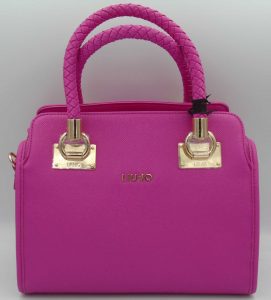 Borsa bauletto a due manici Liu-Jo colore fuxia, chiusa con zip, con tasca sul davanti con bottone e tracolla lunga regolabile