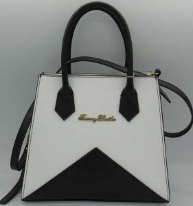 Borsa a due manici, fatta in Italia, in pelle bicolore nero bianco, chiusa con zip, con motivo geometrico, logo in metallo sul fronte, tasca sul retro chiusa con zip, dotata di tracolla lunga regolabile