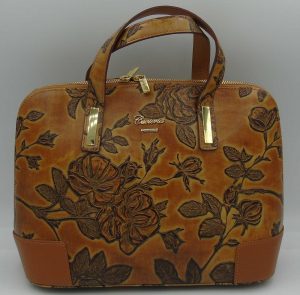 Borsa a due manici, in pelle, fatta in Italia, forma leggermente stondata, made in Italy, in pelle, color cuoio chiaro con particolare lavorazione a motivi floreali in rilievo, chiusa con zip, con tracolla lunga regolabile