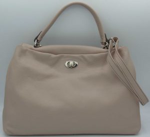 Borsa a un manico in pelle, fatta in Italia, con pattina, color taupe, chiusura a girello in metallo sul fronte, ciondolo decorativo, tasca sul retro chiusa con bottone, dotata di tracolla lunga regolabile